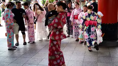 जापान में जन्म दर 2024 में रिकॉर्ड निचले स्तर 720,988 पर पहुंची, जबकि मौतें 1.62 मिलियन तक बढ़ गईं। हर नवजात के मुकाबले दोगुनी मौतों ने देश के जनसांख्यिकीय संकट को गहरा दिया। शादियों में कमी और ageing population से जुड़ी इस समस्या का समाधान क्या है?