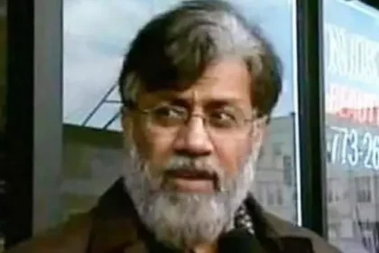 NIA टीम तैयार, US से Tahawwur Hussain Rana की कस्टडी लेने के लिए अंतिम मंजूरी का इंतजार लेखक: महेन्द्र सिंह माणराल नई दिल्ली, 16 फरवरी 2025 US ने Tahawwur Hussain Rana की प्रत्यर्पण को दी मंजूरी अमेरिकी राष्ट्रपति डोनाल्ड ट्रंप ने घोषणा की कि उनकी प्रशासन ने Tahawwur Hussain Rana की प्रत्यर्पण को मंजूरी दे दी है, जिन पर भारत में 26/11 मुंबई आतंकवादी हमले में शामिल होने का आरोप है। राष्ट्रीय जांच एजेंसी (NIA) की एक टीम तैयार है और जैसे ही अंतिम मंजूरी मिलती है, वह अमेरिका से उनकी कस्टडी लेने के लिए रवाना हो जाएगी। NIA टीम की अमेरिका जाने की तैयारी सूत्रों के अनुसार, भारतीय सरकार ने अमेरिकी प्रशासन को ताजे दस्तावेज़ भेजे हैं और जानकारी दी है कि अमेरिकी विदेश मंत्रालय राज्य सचिव से संपर्क कर रहा है ताकि Tahawwur Hussain Rana के खिलाफ 'संडर वॉरंट' जारी किया जा सके। जैसे ही मंजूरी मिलती है, तीन सदस्यीय NIA टीम अमेरिका जाएगी और तुरंत Rana को वापस लाएगी। इस टीम में NIA के वरिष्ठ अधिकारी और अन्य खुफिया एजेंसियों के अधिकारी शामिल होंगे, जो Rana की कस्टडी लेकर भारत वापस आएंगे। Tahawwur Hussain Rana का बैकग्राउंड Rana (63), जो पाकिस्तानी मूल के हैं, इस समय लॉस एंजिल्स की जेल में बंद हैं। उनका संबंध पाकिस्तानी-अमेरिकी लश्कर-ए-तैयबा (LeT) के आतंकवादी डेविड कोलमेन हेडली से है, जो 2008 के मुंबई हमलों के मुख्य साजिशकर्ताओं में से एक थे। इन हमलों में 166 लोगों की जान गई थी। अमेरिकी सुप्रीम कोर्ट ने खारिज की याचिका अमेरिकी सुप्रीम कोर्ट ने जनवरी में Rana की याचिका को खारिज कर दिया, जिससे उनकी प्रत्यर्पण की राह साफ हो गई। NIA टीम को जनवरी के अंत में अमेरिका जाने के लिए तैयार किया गया था, लेकिन अमेरिकी अधिकारियों ने दस्तावेजों की समीक्षा के लिए अधिक समय मांगा। भारत ने अमेरिका को भेजा आश्वासन पत्र प्रत्यर्पण की प्रक्रिया के लिए, भारत ने अमेरिका को कई आश्वासन पत्र भेजे थे, जिनमें Rana की सुरक्षा और भारतीय हिरासत में उसकी स्थितियों की जानकारी दी गई थी। इस आश्वासन पत्र में भारत ने अमेरिकी अधिकारियों के सवालों का जवाब दिया, जिसमें यह बताया गया कि तिहाड़ जेल में Rana को सुरक्षा और सुविधाएं दी जाएंगी और उसकी गतिविधियों की 24x7 निगरानी की जाएगी। Rana की पूछताछ और सुरक्षा इंतजाम Rana की प्रत्यर्पण के बाद, NIA दिल्ली में सुरक्षा के कड़े बंदोबस्त के तहत उससे पूछताछ करेगी। तिहाड़ जेल में उसकी सुरक्षा को भी बहुत कड़ी निगरानी में रखा जाएगा। प्रधानमंत्री मोदी का राष्ट्रपति ट्रंप को धन्यवाद प्रधानमंत्री नरेंद्र मोदी ने राष्ट्रपति ट्रंप का धन्यवाद करते हुए कहा कि भारत और अमेरिका के बीच आतंकवाद के खिलाफ बढ़ती सहयोग की दिशा में यह कदम महत्वपूर्ण है। Rana पर आरोप है कि उसने डेविड हेडली की मदद की थी, जो मुंबई हमलों के दौरान प्रमुख स्थानों की रैकी कर रहा था।