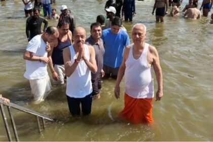 Chhattisgarh Governor and CM along with his cabinet took holy bath in Triveni Sangam.