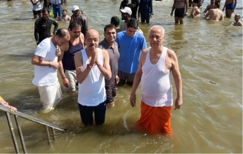 Chhattisgarh Governor and CM along with his cabinet took holy bath in Triveni Sangam.