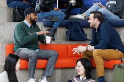 2024 में शीर्ष अमेरिकी बिजनेस स्कूलों में MBA ग्रेजुएट्स के लिए नौकरी के अवसरों में गिरावट