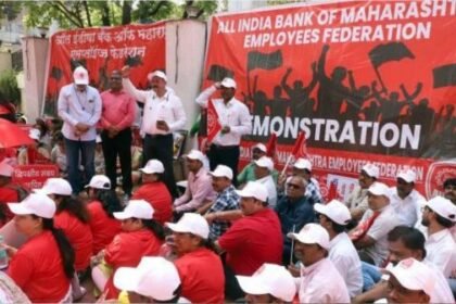 Pune: Employees protest outside Bank of Maharashtra headquarters