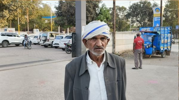 In Neemuch, instead of getting justice, an old farmer was punished and kept in custody for 6 hours
