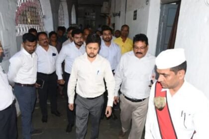 Newly appointed collector Abhijeet Singh suddenly reached the hospital, causing chaos