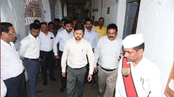 Newly appointed collector Abhijeet Singh suddenly reached the hospital, causing chaos