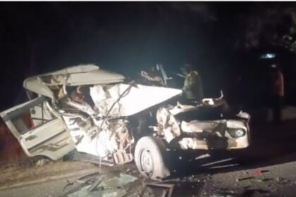 Sonbhadra: Bolero and truck collide violently, couple dies, two sons critical