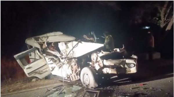 Sonbhadra: Bolero and truck collide violently, couple dies, two sons critical