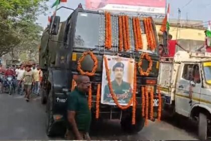 Havildar Rajeev Kumar Singh was given a tearful farewell, a huge crowd gathered