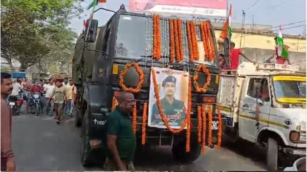 Havildar Rajeev Kumar Singh was given a tearful farewell, a huge crowd gathered