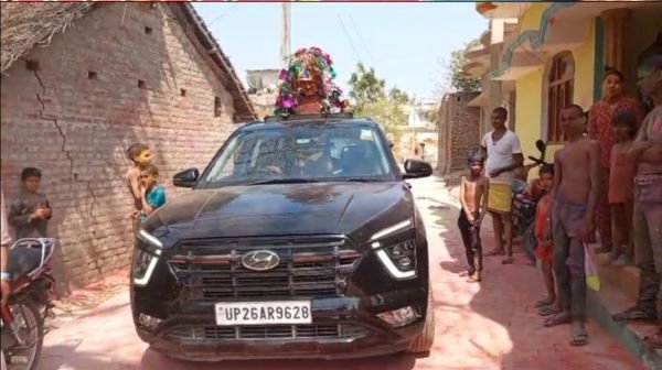 Every year the groom goes to his in-laws' house with the wedding procession, but returns without the bride?