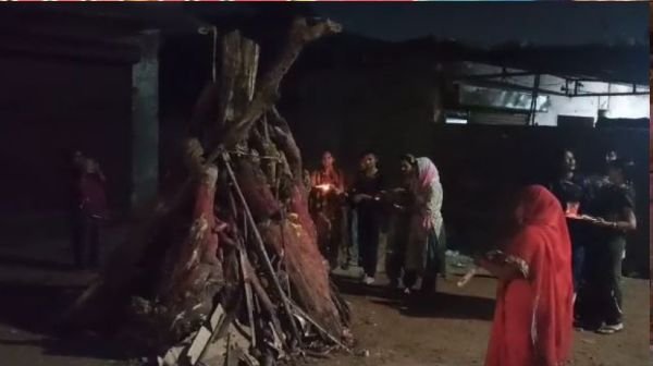 Dantewada: Holika Dahan, villagers danced to the beats of drums