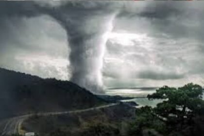 Storm wreaks havoc in America, 32 people dead, massive destruction in many states