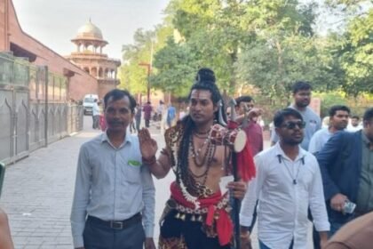 A tourist reached Taj Mahal dressed as Shiva, security forces snatched his trident and damru