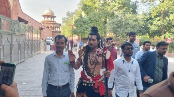 A tourist reached Taj Mahal dressed as Shiva, security forces snatched his trident and damru