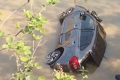 Uncontrolled car fell into the pond, four people narrowly escaped