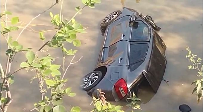 Uncontrolled car fell into the pond, four people narrowly escaped
