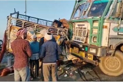 Aligarh: Horrific road accident on National Highway, collision between Max and truck