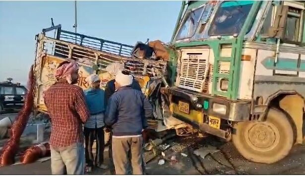 Aligarh: Horrific road accident on National Highway, collision between Max and truck