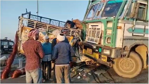 Aligarh: Horrific road accident on National Highway, collision between Max and truck