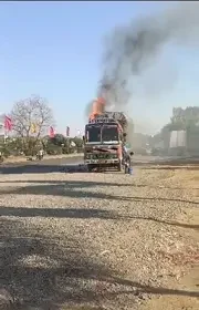Narsinghpur: A truck loaded with coconuts caught fire on NH-44, locals extinguished it