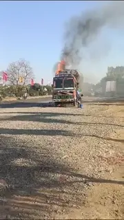 Narsinghpur: A truck loaded with coconuts caught fire on NH-44, locals extinguished it