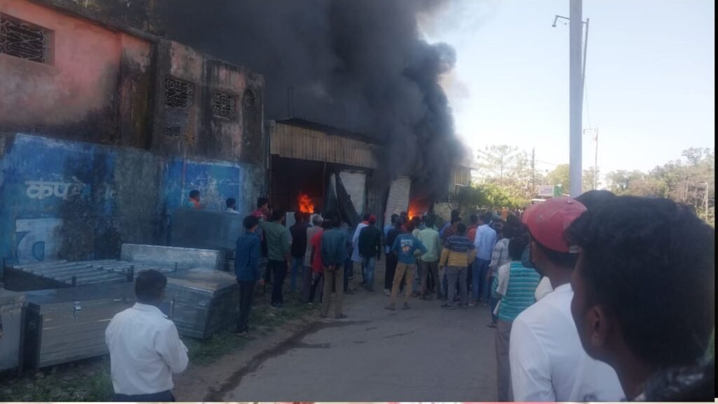 Massive fire in electric warehouse in Sultanpur, four shops affected