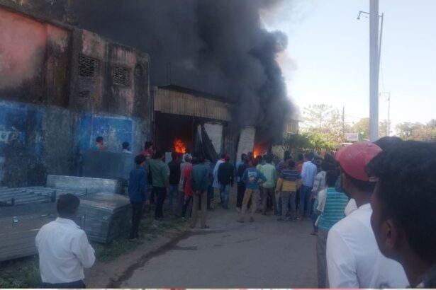 Massive fire in electric warehouse in Sultanpur, four shops affected
