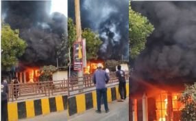 Tikamgarh: Fire broke out in Gol Market shop, firemen present on the spot