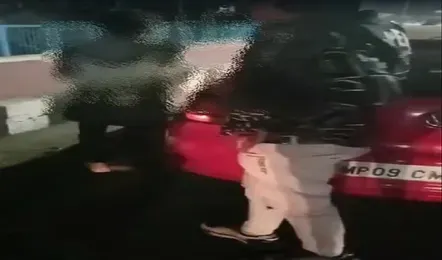 भोपाल: राजधानी भोपाल के वीआईपी रोड पर एक चौंकाने वाली घटना सामने आई है, जहां एक युवक और युवती के बीच हाई वोल्टेज ड्रामा हुआ। युवक ने युवती को थप्पड़ मारने के साथ-साथ उसे गर्दन काटने की धमकी भी दी। यह वीडियो सोशल मीडिया पर तेजी से वायरल हो रहा है। घटना का विवरण घटना देर रात वीआईपी रोड पर हुई। युवक ने सड़क पर ही युवती को थप्पड़ मारा और अभद्र भाषा का इस्तेमाल किया। आसपास मौजूद लोगों ने इस घटना को देखा, लेकिन किसी ने भी युवती की मदद करने की कोशिश नहीं की। लव ट्राएंगल का मामला इस घटना को लव ट्राएंगल से जोड़कर देखा जा रहा है। बताया जा रहा है कि युवती एक युवक के साथ रिश्ते में थी, लेकिन उसे किसी अन्य युवक के साथ देखा गया। इसके बाद युवती के बॉयफ्रेंड ने शराब के नशे में धुत्त होकर यह हंगामा किया। युवक ने युवती को जान से मारने की धमकी भी दी। युवती ने दावा किया कि जिस व्यक्ति के साथ वह घूम रही थी, वह उसका भाई था। हालांकि, यह दावा अभी तक साबित नहीं हुआ है। पहले भी वायरल हुआ था ऐसा वीडियो कुछ दिन पहले भी भोपाल से एक वीडियो वायरल हुआ था, जिसमें एक युवती नशे की हालत में सड़क पर झूमती नजर आई थी। युवती ने बाइक पर सवार लोगों को फ्लाइंग किस देते हुए और गालियां बकते हुए दिखाई दी थी। यह वीडियो भी सोशल मीडिया पर खूब चर्चा का विषय बना था।