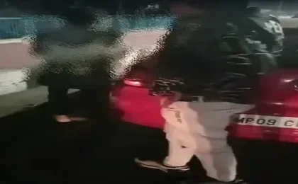 भोपाल: राजधानी भोपाल के वीआईपी रोड पर एक चौंकाने वाली घटना सामने आई है, जहां एक युवक और युवती के बीच हाई वोल्टेज ड्रामा हुआ। युवक ने युवती को थप्पड़ मारने के साथ-साथ उसे गर्दन काटने की धमकी भी दी। यह वीडियो सोशल मीडिया पर तेजी से वायरल हो रहा है। घटना का विवरण घटना देर रात वीआईपी रोड पर हुई। युवक ने सड़क पर ही युवती को थप्पड़ मारा और अभद्र भाषा का इस्तेमाल किया। आसपास मौजूद लोगों ने इस घटना को देखा, लेकिन किसी ने भी युवती की मदद करने की कोशिश नहीं की। लव ट्राएंगल का मामला इस घटना को लव ट्राएंगल से जोड़कर देखा जा रहा है। बताया जा रहा है कि युवती एक युवक के साथ रिश्ते में थी, लेकिन उसे किसी अन्य युवक के साथ देखा गया। इसके बाद युवती के बॉयफ्रेंड ने शराब के नशे में धुत्त होकर यह हंगामा किया। युवक ने युवती को जान से मारने की धमकी भी दी। युवती ने दावा किया कि जिस व्यक्ति के साथ वह घूम रही थी, वह उसका भाई था। हालांकि, यह दावा अभी तक साबित नहीं हुआ है। पहले भी वायरल हुआ था ऐसा वीडियो कुछ दिन पहले भी भोपाल से एक वीडियो वायरल हुआ था, जिसमें एक युवती नशे की हालत में सड़क पर झूमती नजर आई थी। युवती ने बाइक पर सवार लोगों को फ्लाइंग किस देते हुए और गालियां बकते हुए दिखाई दी थी। यह वीडियो भी सोशल मीडिया पर खूब चर्चा का विषय बना था।