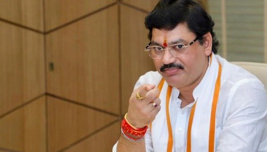 Turmoil in Maharashtra politics