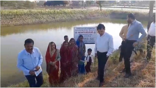 Collector Shailendra Singh inspected Madhya Pradesh's first freshwater pearl farming project in the district