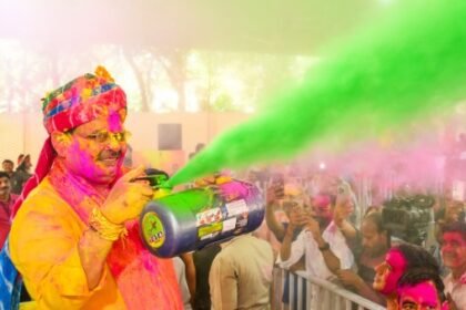 Chief Minister gave best wishes in Holi Sneh Milan ceremony, called for adding colour to the progress of Rajasthan