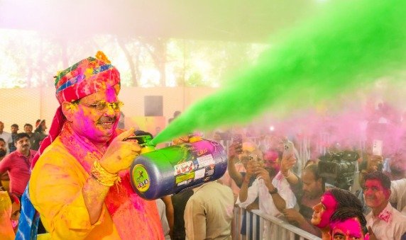 Chief Minister gave best wishes in Holi Sneh Milan ceremony, called for adding colour to the progress of Rajasthan