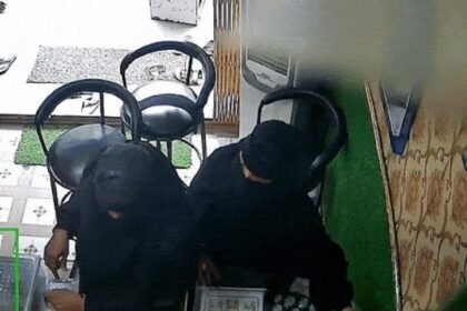 3 सेकंड में चोरी! भोपाल में बुर्का गैंग ने ज्वेलरी शॉप से चांदी के कड़े लिए, सीसीटीवी में कैद हुआ वारदात!