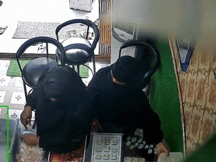 3 सेकंड में चोरी! भोपाल में बुर्का गैंग ने ज्वेलरी शॉप से चांदी के कड़े लिए, सीसीटीवी में कैद हुआ वारदात!