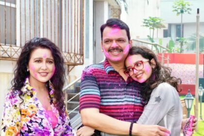 Chief Minister Devendra Fadnavis celebrated Holi with his family, wished the people of the state