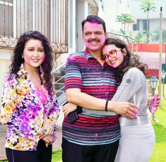Chief Minister Devendra Fadnavis celebrated Holi with his family, wished the people of the state
