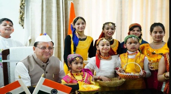 Chief Minister Dhami was colored in the color of PhulDei, celebrated folk festival with children!