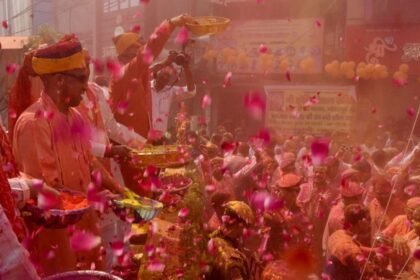 CM Yogi celebrated Holi by worshipping Holika's ashes