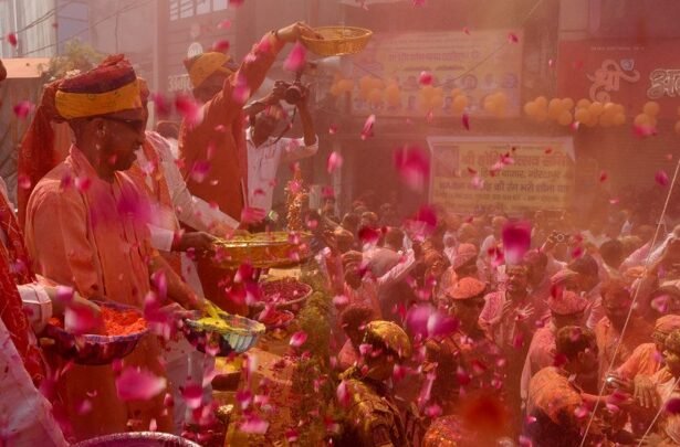 CM Yogi celebrated Holi by worshipping Holika's ashes