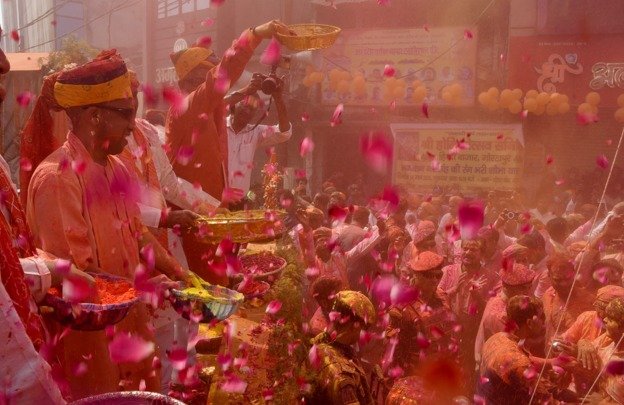 CM Yogi celebrated Holi by worshipping Holika's ashes