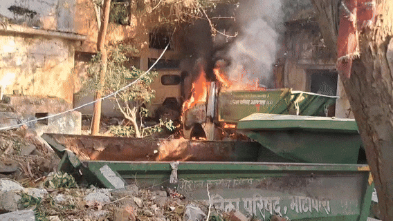 Municipal garbage vehicle caught fire in Bhatapara, causing loss of lakhs