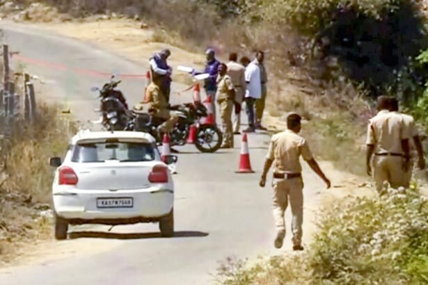 कर्नाटक के हम्पी हेरिटेज साइट के पास हुई घटना में दो महिलाओं के साथ दुष्कर्म, एक पुरुष पर्यटक की मौत कर्नाटक के हम्पी हेरिटेज साइट के नजदीक एक दिल दहला देने वाली घटना सामने आई है, जिसमें दो महिलाओं, जिनमें एक विदेशी नागरिक शामिल है, के साथ कथित तौर पर दुष्कर्म किया गया। इस घटना में उनके साथ मौजूद एक पुरुष पर्यटक का शव बरामद हुआ है, जिसे हमलावरों ने तुंगभद्रा नदी के नहर में धक्का दे दिया था। यह घटना गुरुवार रात को हुई। गंगावती ग्रामीण पुलिस ने कोप्पल जिले के अनेगुंडी इलाके में हुई इस वारदात के बाद तीन अज्ञात व्यक्तियों के खिलाफ दुष्कर्म, लूट, मारपीट और हत्या के प्रयास का मामला दर्ज किया है। यह क्षेत्र बैकपैकर्स के बीच काफी लोकप्रिय है। पुलिस के मुताबिक, चार पर्यटकों का समूह, जिसमें दो विदेशी शामिल थे, और उनकी रिसॉर्ट की एक महिला गाइड तुंगभद्रा नहर के किनारे आराम कर रहे थे। यह स्थान हम्पी से नदी के उस पार स्थित है। 29 साल की महिला गाइड ने शुक्रवार सुबह दर्ज कराई गई शिकायत में बताया कि तीन हमलावरों ने कन्नड़ और तेलुगु में बात की और उनकी उम्र 20 से 25 साल के बीच थी। हमले का विवरण शिकायत के अनुसार, हमलावरों ने पुरुष पर्यटकों - 23 साल के अमेरिकी डैनियल पिटास, महाराष्ट्र के नासिक के 42 साल के पंकज पाटिल और ओडिशा के 26 साल के बिबास - को नहर में धक्का दे दिया। इसके बाद उन्होंने महिला गाइड और 27 साल की एक इजरायली महिला के साथ दुष्कर्म किया। शनिवार को बिबास का शव बरामद हुआ। कोप्पल के पुलिस अधीक्षक राम एल अरसिद्दी ने कहा, "तीन पुरुषों को पानी में धक्का दिया गया था, जिसमें से एक की डूबने से मौत हो गई होगी। बाकी दो तैरकर किनारे पर आ गए। हमलावर शारीरिक रूप से बहुत आक्रामक थे, भले ही पर्यटकों की संख्या उनसे ज्यादा थी। हमें लगता है कि इसमें कोई स्थानीय गिरोह शामिल हो सकता है। उनकी तलाश जारी है।" शिकायत में बताया गया कि गुरुवार रात को यह समूह तारों को देखने के लिए स्कूटर से तुंगभद्रा नहर के बाएं किनारे पर दुर्गम्मा गुड़ी मंदिर के पास सनापुर झील के इलाके में गया था। वे नहर के किनारे गिटार बजा रहे थे और तारे निहार रहे थे, तभी रात करीब 10:30 बजे तीन लोग मोटरसाइकिल पर वहां पहुंचे। पहले उन्होंने पेट्रोल खरीदने की बात कही, फिर 100 रुपये की मांग की। जब पर्यटकों ने मना किया, तो हमलावरों ने उन पर हमला बोल दिया और डैनियल, पंकज और बिबास को नहर में धक्का दे दिया। लूटपाट के बाद हमलावर फरार शिकायत के मुताबिक, जब तीन पुरुष पानी में जिंदगी के लिए संघर्ष कर रहे थे, तब हमलावरों ने किनारे पर मौजूद दोनों महिलाओं के साथ दुष्कर्म किया। इसके बाद वे पर्यटकों के दो मोबाइल फोन और 9,500 रुपये नकद लेकर मोटरसाइकिल से फरार हो गए। महिला गाइड ने अपनी शिकायत में कहा, "हम चीख रहे थे और रो रहे थे, फिर भी तीनों लोग अपनी मोटरसाइकिल लेकर भाग गए। डैनियल ने पानी में गिरे पंकज को बचाया। लेकिन बिबास का कोई पता नहीं चला। मुझे उसकी टूटी हुई घड़ी के अलावा कोई सुराग नहीं मिला।" पुलिस की कार्रवाई पुलिस इस मामले में गहन जांच कर रही है और हमलावरों की पहचान के लिए प्रयास तेज कर दिए गए हैं। यह घटना पर्यटन स्थलों पर सुरक्षा को लेकर सवाल खड़े करती है।