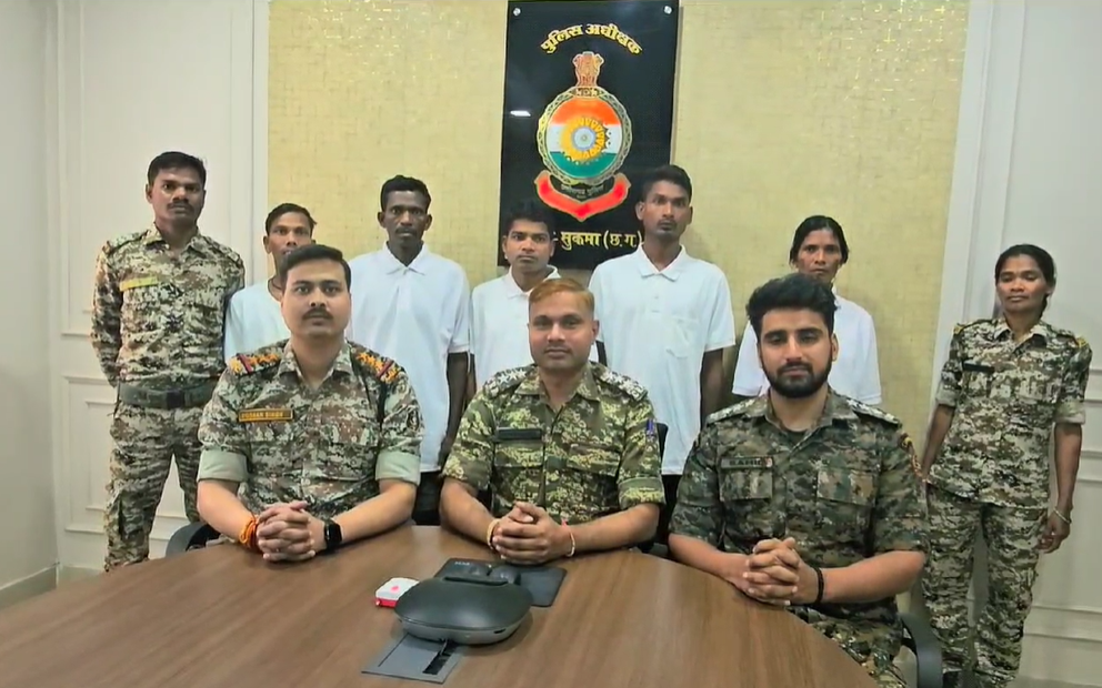 छत्तीसगढ़ पुलिस का बड़ा अभियान: 1 महिला सहित 5 नक्सलियों ने झुकाया सिर