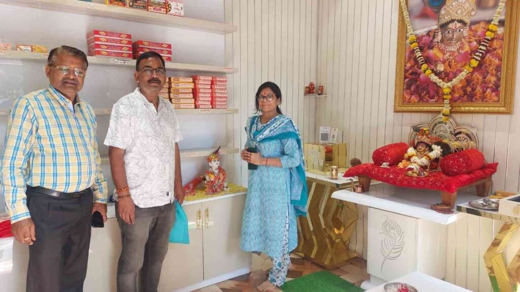 भक्तों की ईमानदारी पर चलती है जबलपुर की 'श्री कृष्णा प्रसाद' दुकान, लड्डू लेने का तरीका जानकर दंग रह जाएंगे