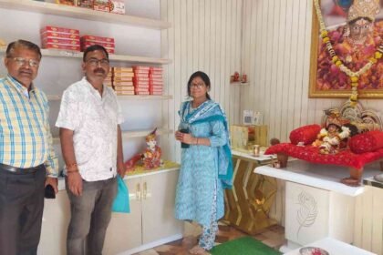 भक्तों की ईमानदारी पर चलती है जबलपुर की 'श्री कृष्णा प्रसाद' दुकान, लड्डू लेने का तरीका जानकर दंग रह जाएंगे