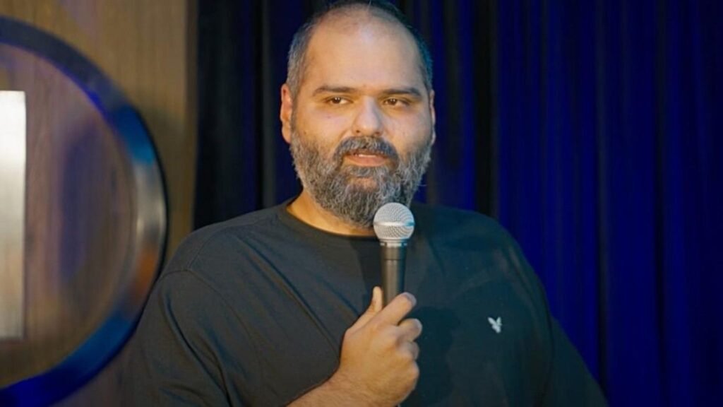 मुंबई पुलिस का बड़ा एक्शन – जानें पूरी खबर कुणाल कामरा की मुसीबतें बढ़ीं मुंबई पुलिस ने कॉमेडियन कुणाल कामरा के खिलाफ 3 नए केस दर्ज किए हैं। पुलिस ने उन्हें आज (31 मार्च) को हाजिर होने का आदेश दिया है, लेकिन पिछले दो बार कामरा पेश नहीं हुए। अब स्थिति और गंभीर हो गई है। क्या है पूरा मामला? कुणाल कामरा ने महाराष्ट्र के उपमुख्यमंत्री एकनाथ शिंदे पर एक विवादित गाना गाया था। इसके बाद शिवसेना कार्यकर्ताओं ने हैबिटेट कॉमेडी क्लब में तोड़फोड़ की थी (23 मार्च)। शिवसेना विधायक मुरजी पटेल की शिकायत पर खार पुलिस ने केस दर्ज किया। कुणाल कामरा कहाँ हैं? कामरा ने पुलिस को बताया कि वह पुडुचेरी में हैं। उन्होंने 7 दिन का समय माँगा था, लेकिन अब 31 मार्च को हाजिरी देनी है। कोर्ट ने दी अग्रिम जमानत मद्रास हाई कोर्ट ने कामरा को 7 अप्रैल तक अग्रिम जमानत दी है। कामरा ने कोर्ट में कहा कि उन्हें धमकियाँ मिल रही हैं। आगे क्या होगा? अगर कुणाल कामरा आज पुलिस के सामने नहीं पहुँचे, तो गिरफ्तारी भी हो सकती है। पुलिस ने पहले ही 12 शिवसेना कार्यकर्ताओं को गिरफ्तार किया था, लेकिन उन्हें जमानत मिल गई।