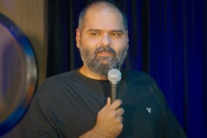 मुंबई पुलिस का बड़ा एक्शन – जानें पूरी खबर कुणाल कामरा की मुसीबतें बढ़ीं मुंबई पुलिस ने कॉमेडियन कुणाल कामरा के खिलाफ 3 नए केस दर्ज किए हैं। पुलिस ने उन्हें आज (31 मार्च) को हाजिर होने का आदेश दिया है, लेकिन पिछले दो बार कामरा पेश नहीं हुए। अब स्थिति और गंभीर हो गई है। क्या है पूरा मामला? कुणाल कामरा ने महाराष्ट्र के उपमुख्यमंत्री एकनाथ शिंदे पर एक विवादित गाना गाया था। इसके बाद शिवसेना कार्यकर्ताओं ने हैबिटेट कॉमेडी क्लब में तोड़फोड़ की थी (23 मार्च)। शिवसेना विधायक मुरजी पटेल की शिकायत पर खार पुलिस ने केस दर्ज किया। कुणाल कामरा कहाँ हैं? कामरा ने पुलिस को बताया कि वह पुडुचेरी में हैं। उन्होंने 7 दिन का समय माँगा था, लेकिन अब 31 मार्च को हाजिरी देनी है। कोर्ट ने दी अग्रिम जमानत मद्रास हाई कोर्ट ने कामरा को 7 अप्रैल तक अग्रिम जमानत दी है। कामरा ने कोर्ट में कहा कि उन्हें धमकियाँ मिल रही हैं। आगे क्या होगा? अगर कुणाल कामरा आज पुलिस के सामने नहीं पहुँचे, तो गिरफ्तारी भी हो सकती है। पुलिस ने पहले ही 12 शिवसेना कार्यकर्ताओं को गिरफ्तार किया था, लेकिन उन्हें जमानत मिल गई।