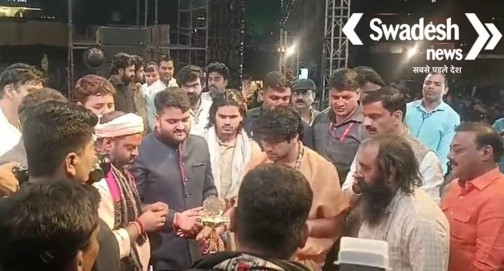 मथुरा में बाबा बागेश्वर के कार्यक्रम में शराब और हुक्का पार्टी का आरोप, कार्रवाई की मांग